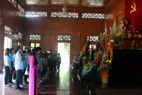 Đoàn giáo viên, học sinh Việt kiều Thái Lan về thăm quê Bác ảnh 1