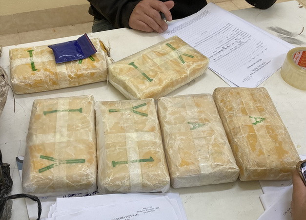 Khống chế, bắt giữ đối tượng mang súng kíp đi buôn ma túy ảnh 1