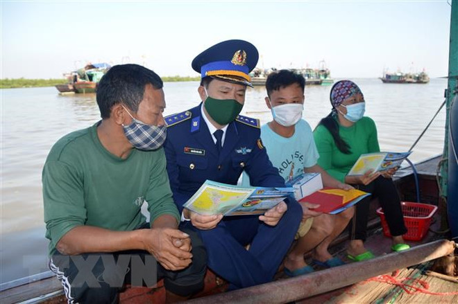 Cảnh sát biển 1 tuyên truyền IUU cho bà con ngư dân Đồ Sơn, Hải Phòng. (Ảnh: TTXVN phát) Phát huy sức mạnh nhân dân xây dựng và phát triển đất nước ảnh 5