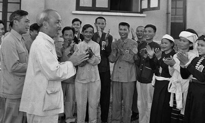 Chủ tịch Hồ Chí Minh gặp mặt thân mật các đại biểu dự Đại hội liên hoan Anh hùng, Chiến sỹ thi đua ngành Nông nghiệp và Đổi công toàn quốc tại Hà Nội, ngày 23/5/1957. (Nguồn: Tư liệu TTXVN) Phát huy sức mạnh nhân dân xây dựng và phát triển đất nước ảnh 4