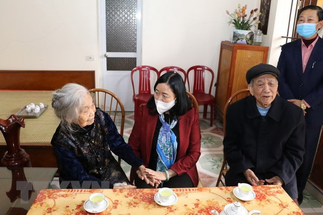 Bà Bùi Thị Minh Hoài thăm gia đình Mẹ Việt Nam Anh hùng Bùi Thị Mính, thôn Phúc Sơn 1, xã Ninh Tiến, thành phố Ninh Bình. (Ảnh: Đức Phương/TTXVN) Phát huy sức mạnh nhân dân xây dựng và phát triển đất nước ảnh 1