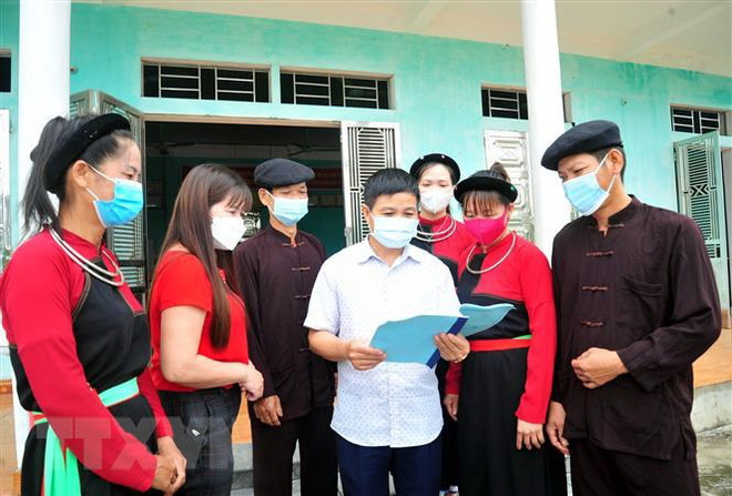 Trưởng thôn Ngòi Lộc, xã Minh Khương, huyện Hàm Yên, tỉnh Tuyên Quang tuyên truyền chính sách pháp luật cho nhân dân trong thôn. (Ảnh: Vũ Quang/TTXVN) Phát huy sức mạnh nhân dân xây dựng và phát triển đất nước ảnh 2