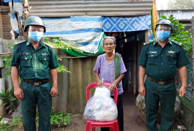 Bộ đội Biên phòng Sóc Trăng trao tặng quà hỗ trợ người dân Khmer khu vực biên giới biển thị xã Vĩnh Châu. (Ảnh: TTXVN phát) Phát huy sức mạnh nhân dân xây dựng và phát triển đất nước ảnh 3