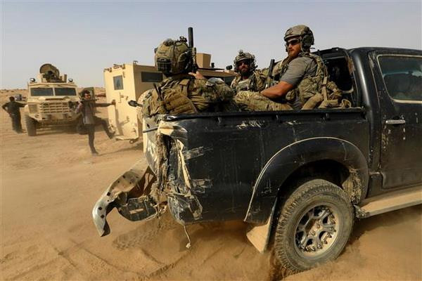 Các lực lượng do Mỹ hậu thuẫn làm nhiệm vụ tại làng Susah, phía đông tỉnh Deir Ezzor, Syria. (Nguồn: AFP/TTVXN) Liên quân tại Iraq, Syria được đặt trong tình trạng sẵn sàng chiến đấu ảnh 1