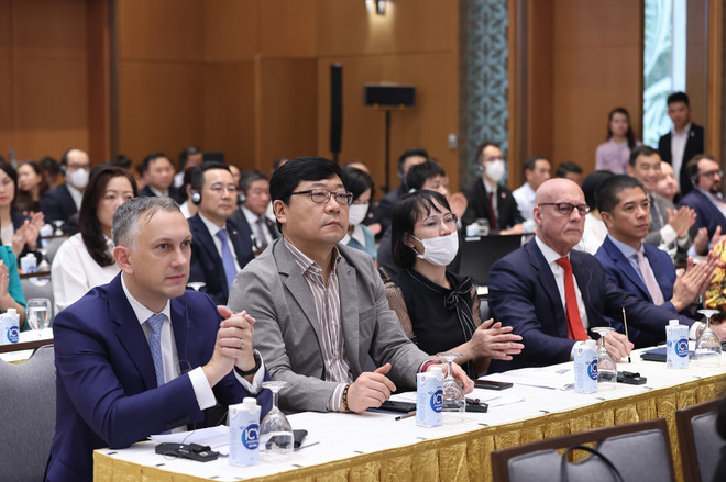 Đại diện các hiệp hội, tập đoàn, doanh nghiệp, nhà đầu tư nước ngoài tham dự hội nghị. (Ảnh: Dương Giang/TTXVN) Doanh nghiệp FDI là một bộ phận cấu thành quan trọng của kinh tế VN ảnh 2