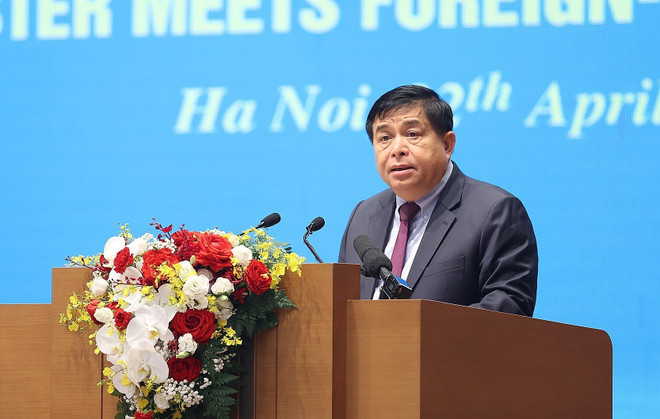 Bộ trưởng Bộ Kế hoạch và Đầu tư Nguyễn Chí Dũng báo cáo đánh giá tình hình đầu tư thu hút nước ngoài. (Ảnh: Dương Giang/TTXVN) Doanh nghiệp FDI là một bộ phận cấu thành quan trọng của kinh tế VN ảnh 3