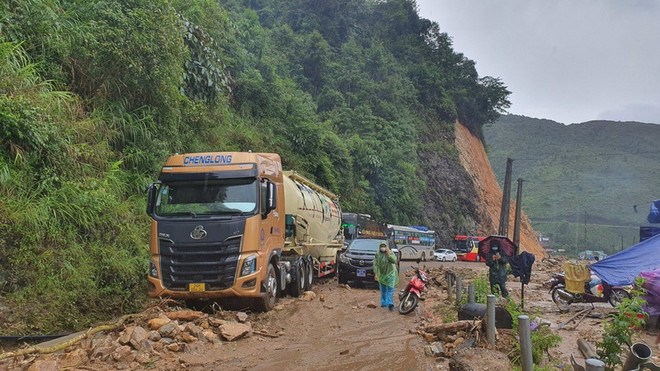 Lào Cai: Mưa lớn gây làm sạt lở đất đá, gây ách tắc giao thông ảnh 1