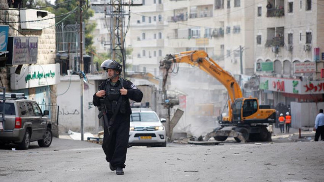 Israel phá hủy 20 tòa nhà thương mại ở trại tị nạn Shufat, Đông Jerusalem. (Nguồn: Getty) Palestine phản đối Israel phá hủy các tòa nhà thương mại ở Jerusalem ảnh 1