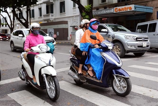 Áp thấp nhiệt đới khả năng mạnh thành bão, Hà Nội và Bắc Bộ mưa rét ảnh 1