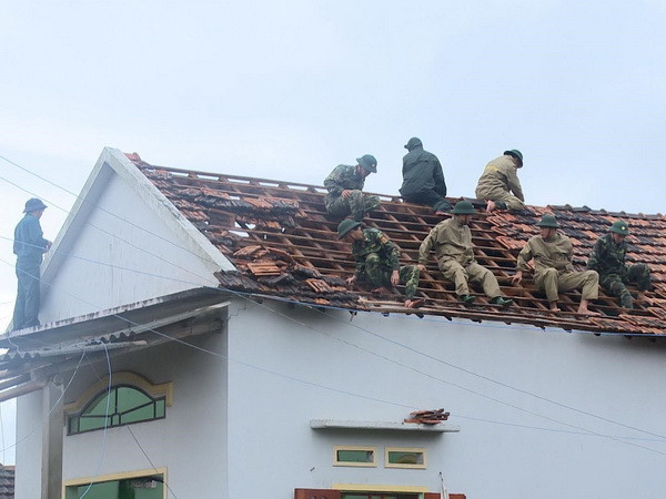 Nhiều địa phương của Quảng Ngãi vẫn ngập sâu trong biển nước ảnh 1