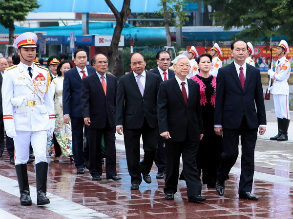 Lãnh đạo Đảng, Nhà nước đặt hoa tưởng niệm tại Tượng đài Lenin ảnh 1