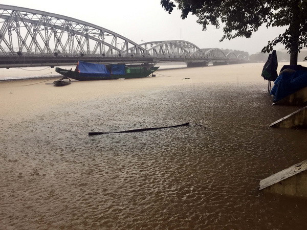 Nhiều địa phương của Quảng Ngãi vẫn ngập sâu trong biển nước ảnh 2