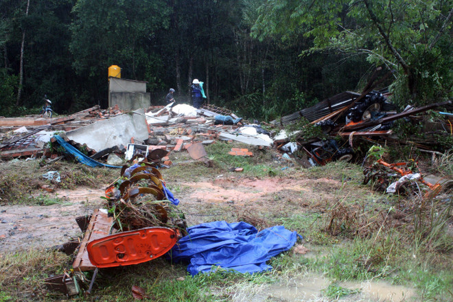 Ảnh hưởng bão số 12: Đã có 20 người chết và 17 người mất tích ảnh 1