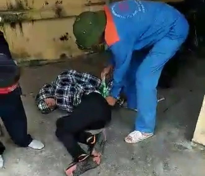 Nam thanh niên mang hung khí xông vào cướp ngân hàng nhưng bị khống chế sau đó. (Nguồn: vtc.vn) Thái Bình: Nam thanh niên mang súng đi cướp ngân hàng ảnh 1