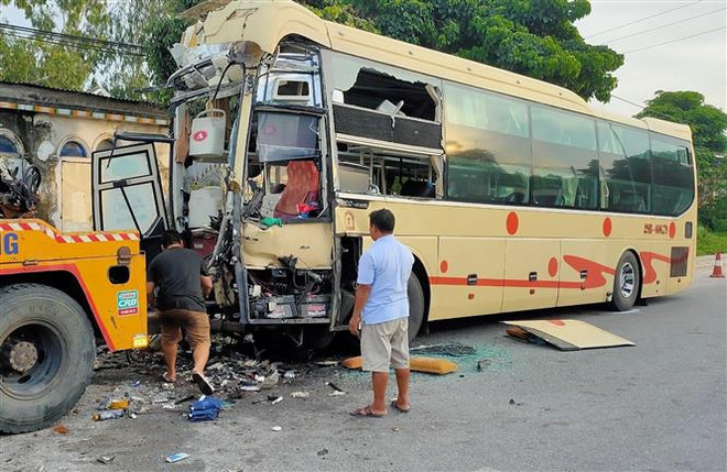 Nghệ An: Xe khách đâm xe bồn, một người chết, nhiều người bị thương ảnh 1