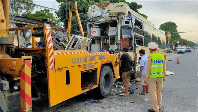 Nghệ An: Xe khách đâm xe bồn, một người chết, nhiều người bị thương ảnh 2