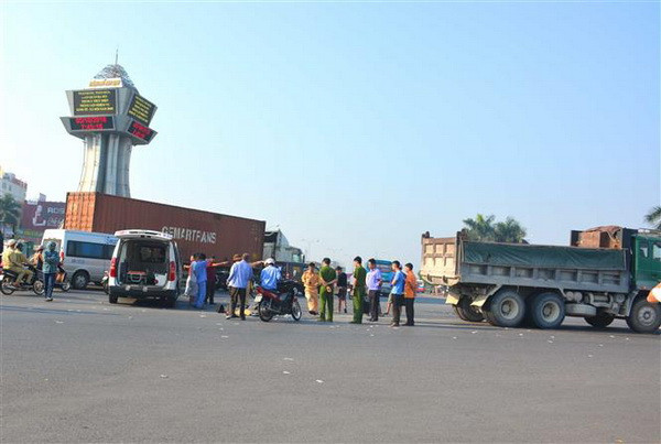 Xe ben cuốn xe đạp điện vào gầm khiến cô gái trẻ tử vong tại chỗ ảnh 1