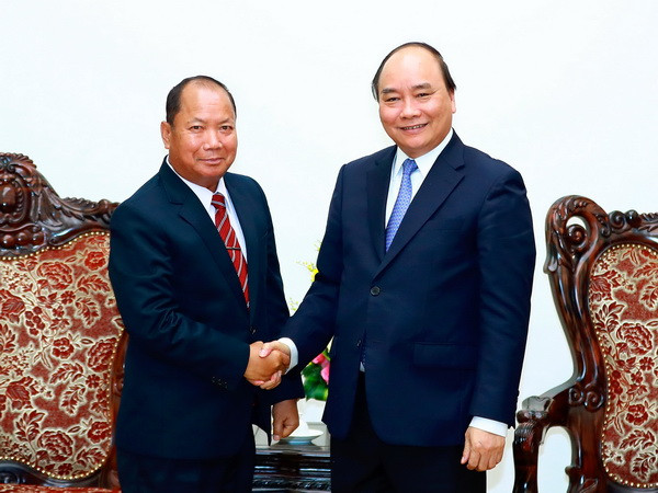 Thủ tướng Nguyễn Xuân Phúc tiếp Bộ trưởng Bộ An ninh Lào Somkeo Silavong. (Ảnh: Thống Nhất/TTXVN) Thủ tướng mong Lào phối hợp chặt chẽ ngăn tội phạm xuyên biên giới ảnh 1