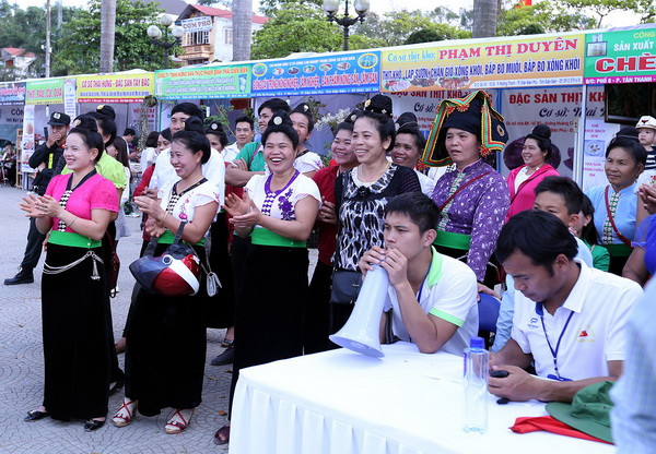 70.000 lượt khách đến với Lễ hội Hoa ban Điện Biên 2017 ảnh 1