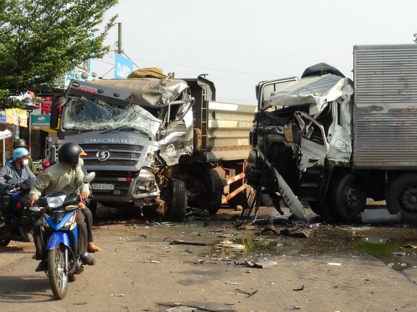 Bình Phước: Tránh người đi bộ sang đường, hai xe tải đấu đầu ảnh 1