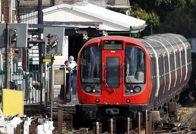 Anh bắt thêm 2 nghi can liên quan vụ đánh bom ga tàu điện ở London ảnh 1
