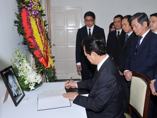 Thủ tướng ký sổ tang chia buồn ông Lý Quang Diệu từ trần ảnh 1