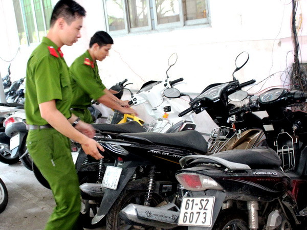 Tang vật xe máy trong vụ án. (Ảnh: Dương Chí Tưởng/TTXVN) Bình Dương triệt phá đường dây tiêu thụ "xe gian" liên tỉnh ảnh 1