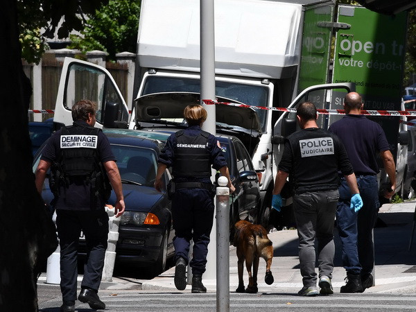 Chính phủ Pháp có thể kéo dài tình trạng khẩn cấp tới đầu 2017 ảnh 1