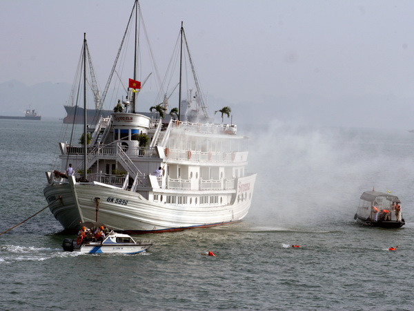 Lần đầu diễn tập bảo đảm an toàn cho khách ở Vịnh Hạ Long ảnh 2