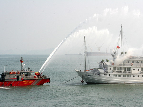 Lần đầu diễn tập bảo đảm an toàn cho khách ở Vịnh Hạ Long ảnh 1