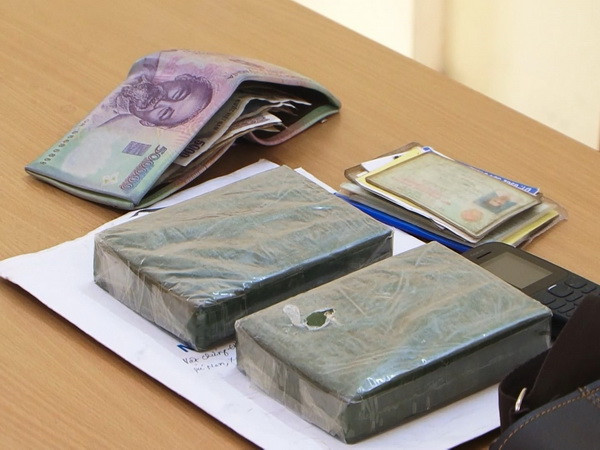 Công an Sơn La bắt hai đối tượng tàng trữ trái phép hai bánh heroin ảnh 1