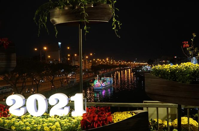 Khung cảnh chợ hoa Xuân Trên bến dưới thuyền năm 2021 bên bến Bình Đông (Quận 8). (Ảnh: Thu Hương/TTXVN) Đặc sắc chợ hoa 'Trên bến dưới thuyền' tại Thành phố Hồ Chí Minh ảnh 1
