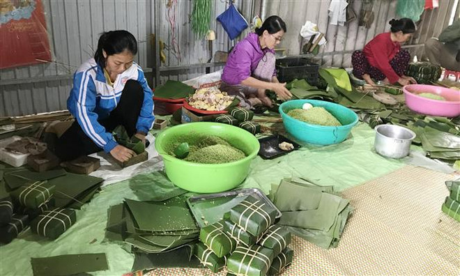 Cận Tết làng bánh Đại An Khê lại tất bật vào mùa. (Ảnh: Thanh Thủy/TTXVN) Làng Đại An Khê gìn giữ nghề làm bánh chưng, bánh tét truyền thống ảnh 1