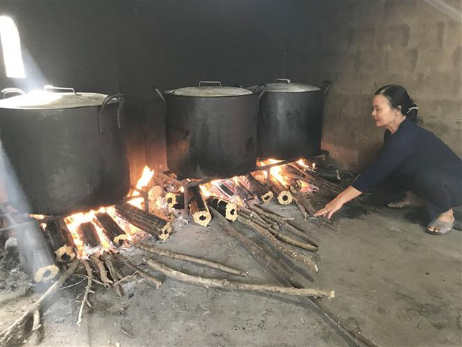 Những nồi bánh chưng của làng nghề đỏ lửa suốt ngày đêm. (Ảnh: Thanh Thủy/TTXVN) Làng Đại An Khê gìn giữ nghề làm bánh chưng, bánh tét truyền thống ảnh 2