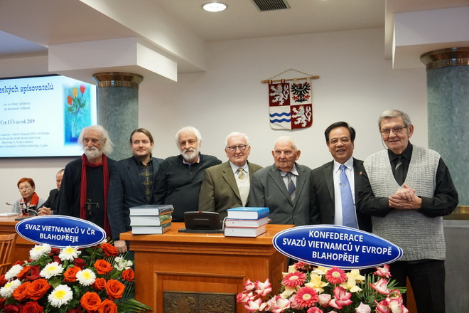 Đại từ điển Séc-Việt nhận Giải thưởng Văn học 2019 của Hội Nhà văn Séc ảnh 2