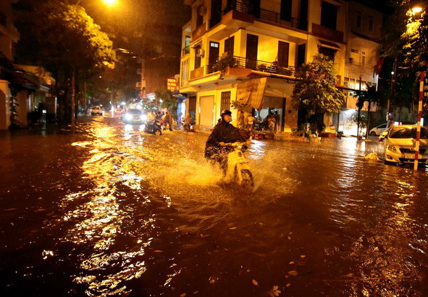 Hà Nội: Mưa lớn kèm theo gió giật bất thường đúng giờ cao điểm ảnh 1