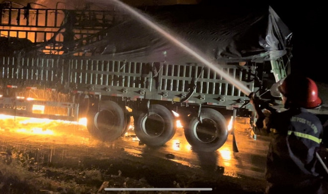 Tai nạn ở Gia Lai: 3 xe ôtô bốc cháy, không có thiệt hại về người ảnh 1