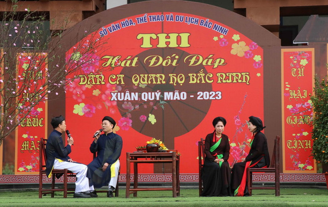 Chương trình biểu diễn trên sân khấu hát đối đáp của các cặp. (Ảnh: Thanh Thương/TTXVN) Rộn ràng hội thi hát Di sản dân ca Quan họ Bắc Ninh năm 2023 ảnh 1