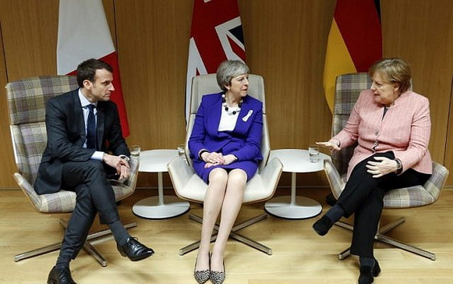 Thủ tướng Đức Angela Merkel, Tổng thống Pháp Emmanuel Macron và Thủ tướng Anh Theresa May. (Nguồn: AFP) EU sẵn sàng bảo vệ lợi ích thương mại trước việc Mỹ áp thuế ảnh 1