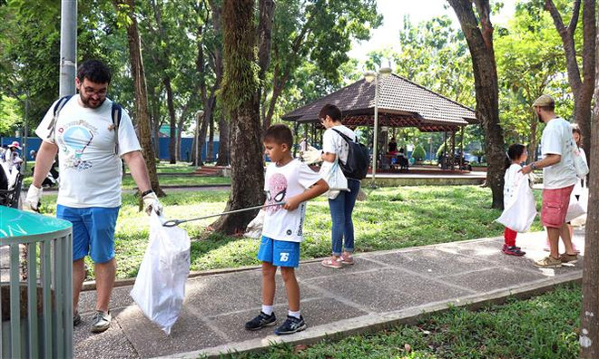 Trẻ em tham gia các hoạt động tại công viên 23/9. (Ảnh: Xuân Khu/TTXVN) Bàn giao hơn 8.000m2 mặt bằng tại Công viên 23/9 phục vụ người dân ảnh 1