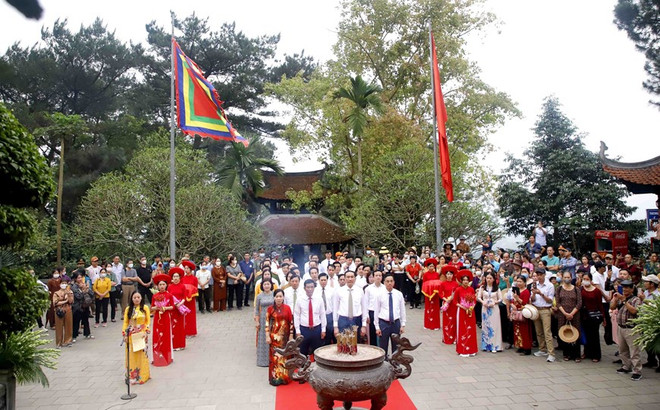 Các đại biểu và nhân dân thành kính dâng hương tưởng niệm Tổ Mẫu Âu Cơ. (Ảnh: Trung Kiên/TTXVN) Lễ giỗ Đức Quốc Tổ Lạc Long Quân và dâng hương tưởng niệm Tổ Mẫu Âu Cơ ảnh 2