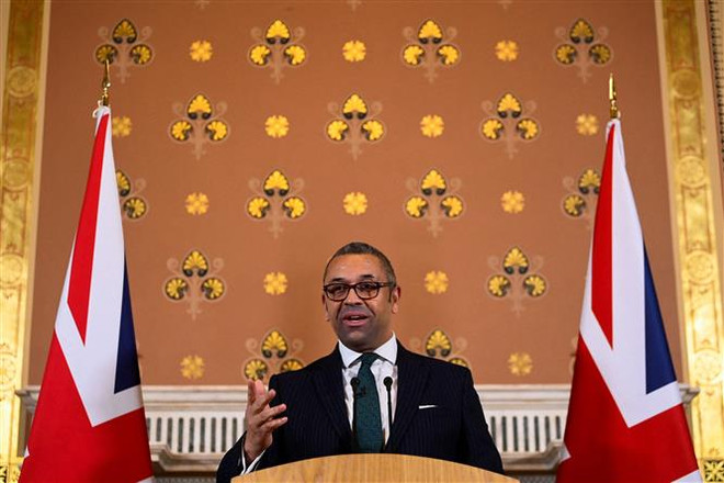 Ngoại trưởng Anh James Cleverly phát biểu với báo giới tại London. (Ảnh: AFP/TTXVN) Iran áp đặt trừng phạt 21 cá nhân và thực thể của EU và Anh ảnh 1