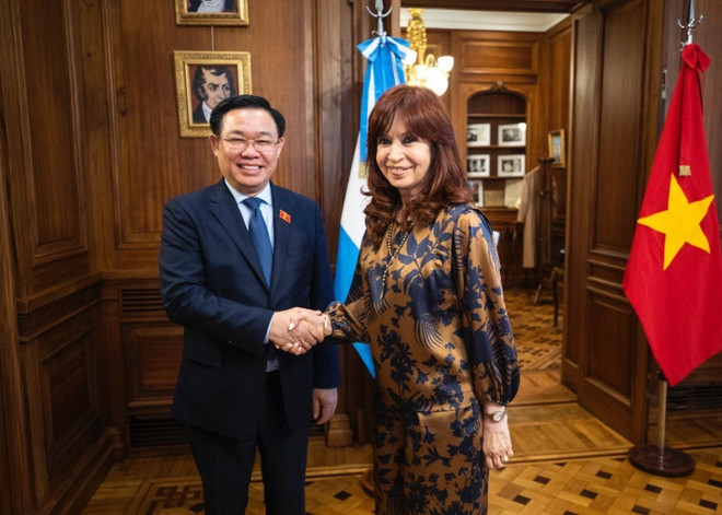 Chủ tịch Quốc hội Vương Đình Huệ gặp Chủ tịch Thượng viện, Phó Tổng thống Argentina Cristina Fernandez Kirchner. (Ảnh: TTXVN) Argentina coi Việt Nam là một hình mẫu phát triển tại Đông Nam Á ảnh 1