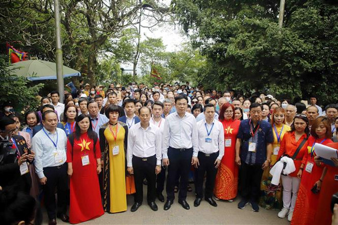 Đoàn đại biểu kiều bào tiêu biểu do Thứ trưởng Bộ Ngoại giao, Chủ nhiệm Ủy ban Nhà nước về người Việt Nam ở nước ngoài Phạm Quang Hiệu dẫn đầu dâng hương tri ân công đức các Vua Hùng. (Ảnh: Trung Kiên/TTXVN) Đoàn kiều bào tiêu biểu dâng hương tưởng niệm các Vua Hùng ảnh 1
