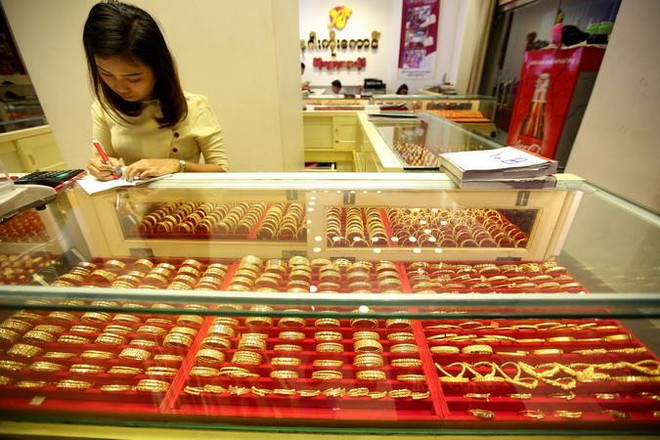 Giá vàng châu Á chạm mức cao nhất gần hai tuần qua ảnh 1