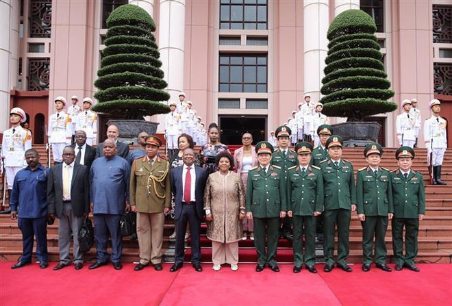 Bộ trưởng Bộ Quốc phòng Nam Phi thăm chính thức Việt Nam ảnh 2