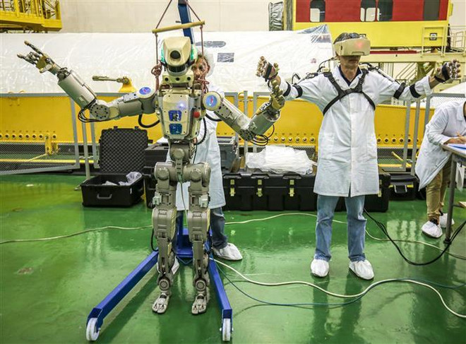 Robot Skybot F-850 (Fedor) của Nga được thử nghiệm tại sân bay vũ trụ Baikonur, Kazakhstan. (Ảnh: AFP/TTXVN) Nga lần đầu tiên phóng robot mang hình người lên ISS ảnh 1