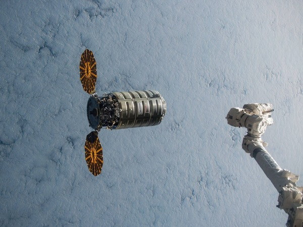 Tàu vận tải Cygnus kết nối thành công với Trạm vũ trụ ISS ảnh 1