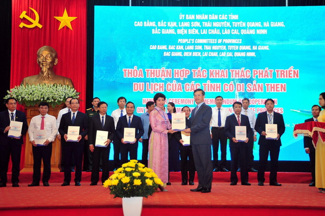 Chủ tịch UBND tỉnh Tuyên Quang Nguyễn Văn Sơn trao thỏa thuận hợp tác khai thác phát triển du lịch và Biên bản ghi nhớ hợp tác đầu tư cho các nhà đầu tư du lịch. (Ảnh: Quang Cường/TTXVN) Hợp tác khai thác, phát triển du lịch của các tỉnh có di sản Then ảnh 1