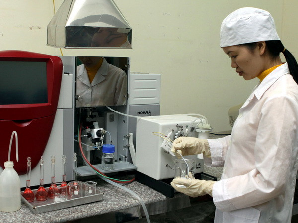Sử dụng máy quang phổ hấp phụ nguyên tử (AAS) kiểm tra vệ sinh nguồn thực phẩm ở Bắc Kạn. (Ảnh: Hữu Oai/TTXVN) 70 đại biểu dự hội nghị quốc tế về quang phổ, ứng dụng ảnh 1